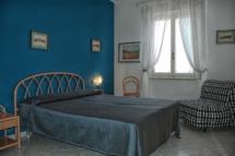 Una delle camere da letto di Ville Paola e Daniela | Appartamenti sul mare in Toscana