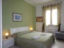 Una delle camere da letto di Ville Paola e Daniela | Appartamenti sul mare in Toscana